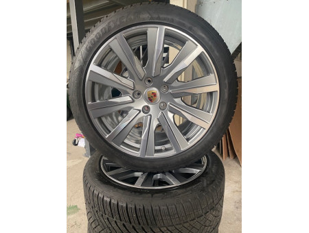 Winterräder Original Porsche Taycan Tequip Design Felgen 9J x 20 ET54 + 11J x 20 ET60, Goodyear 245/45 + 285/40 R20 9J1073600G